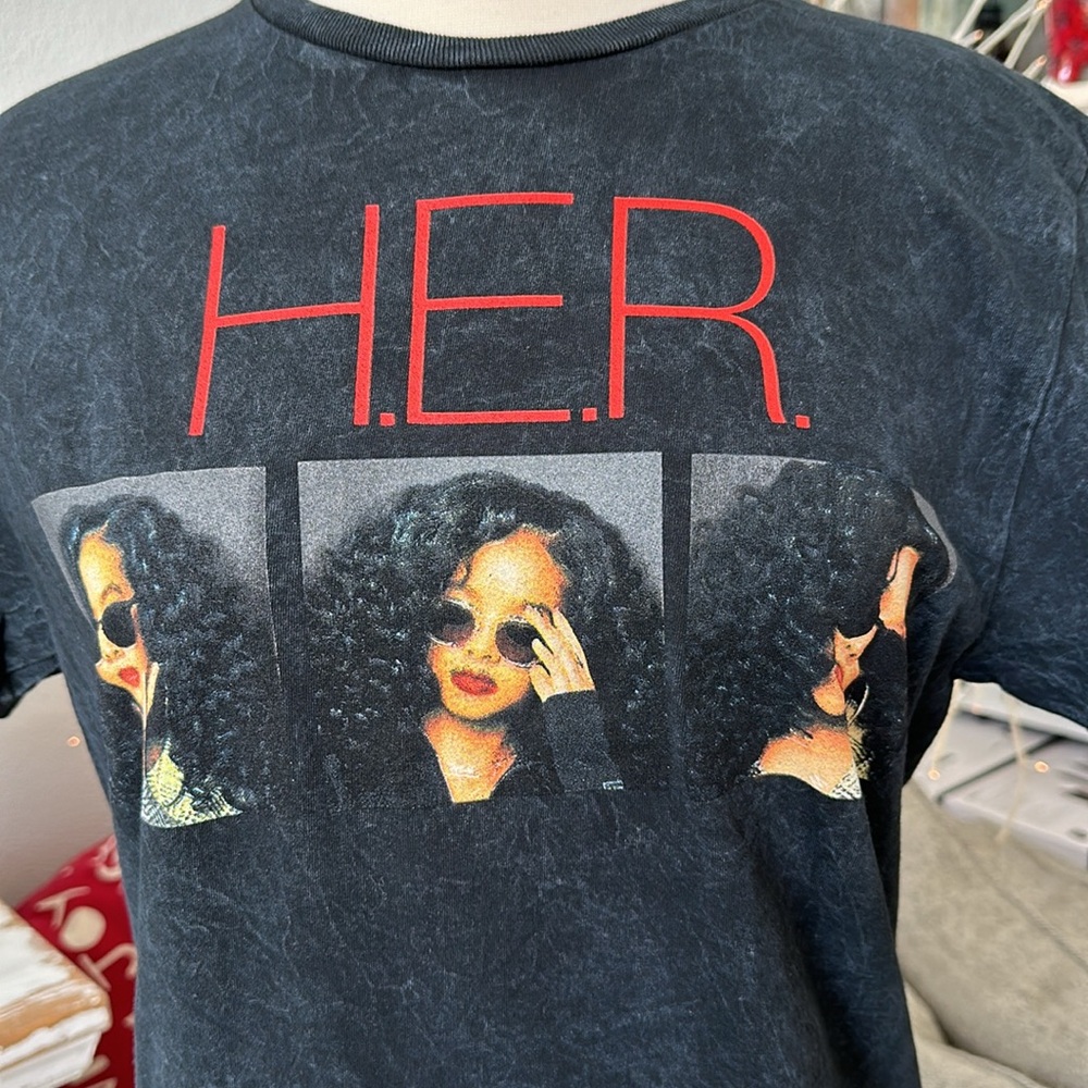 H.E.R. Concert dates T-shirt NWT - Picture 2 of 4